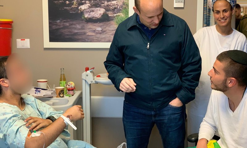 "גיבורים שלנו": בנט ביקר את החיילים הפצועים