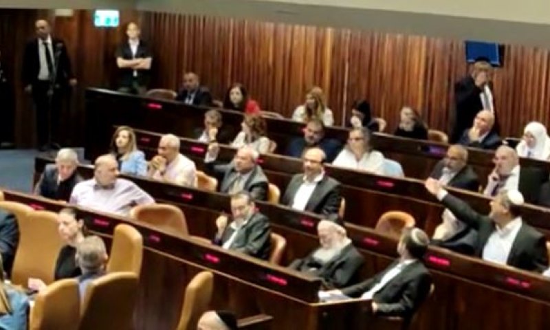 "אתה מסית" : צפו: אחמד טיבי מתפרץ לעבר מיקי לוי