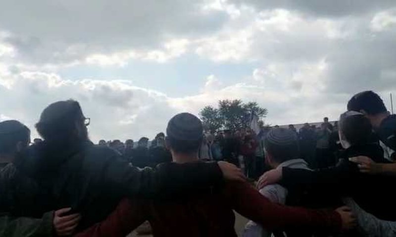 דמעות: צפו בתלמידי 'נתיב מאיר' בהלוויית אליהו קיי