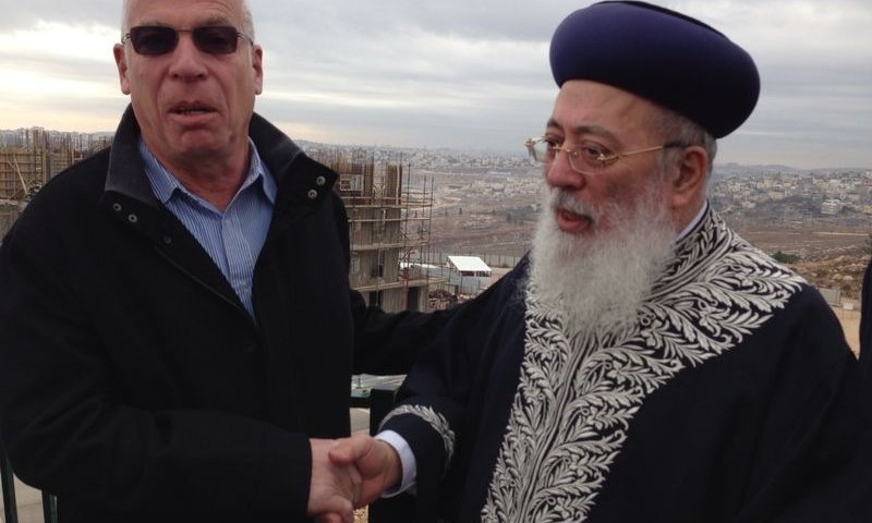 הרב עמאר והשר אריאל בהתנחלות החרדית