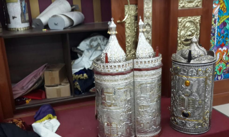 בית הכנסת נפרץ, ספרי התורה הושחתו והושלכו מהחלון