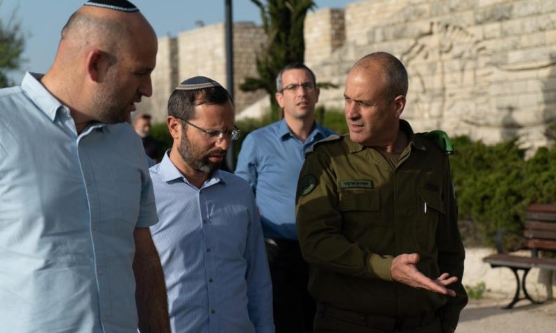 תמונת היום: ראשי המועצות ביו"ש עם אלוף הפיקוד