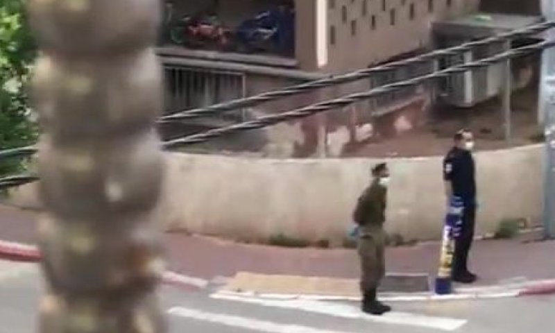 מיוחד: שוטר, חייל וחסיד בתפילת מנחה בשבת. תיעוד