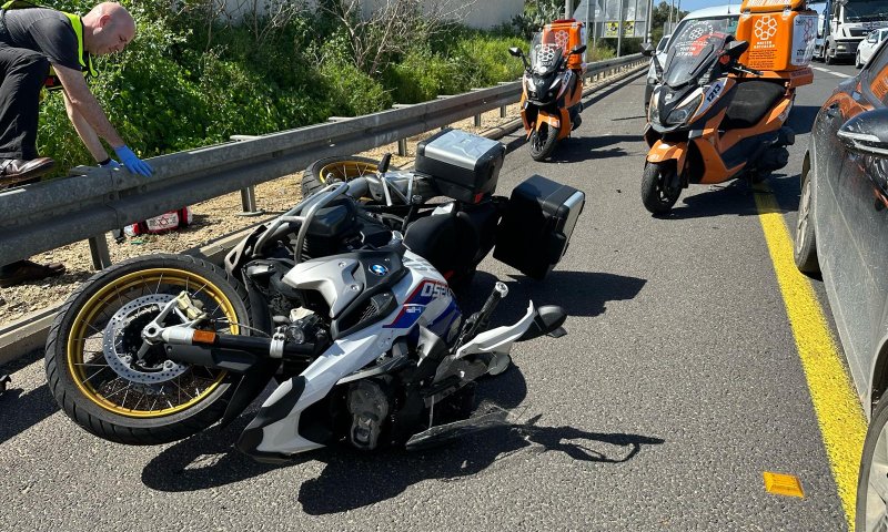 רוכב אופנוע נפגע מרכב בשרון, מצבו קשה