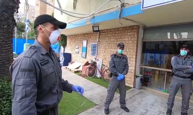 המשטרה חילקה דו"חות לאזרחים שלא עטו מסכה