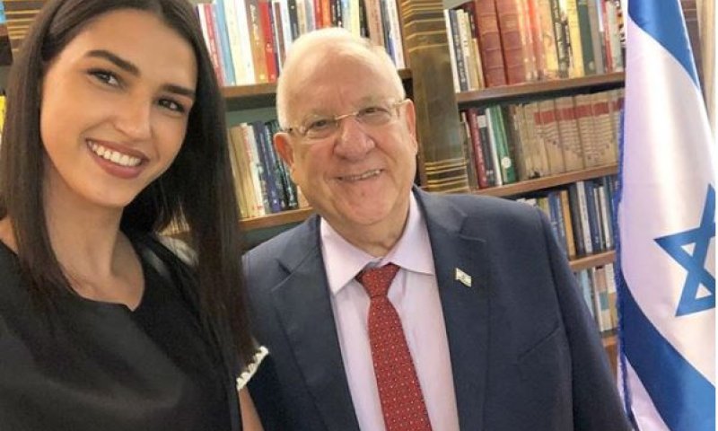 מלכת היופי יצאה נגד הכריסמס וחטפה מהרשת