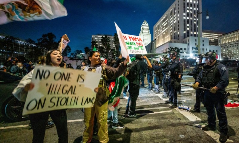 יום 3 של מחאות בלוס אנג'לס: עשרות עצורים בעימותים עם שוטרים