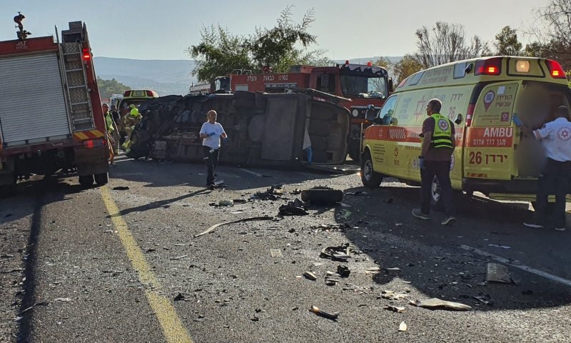 כפר נחום: רכב הסעות התהפך; הנהג פצוע אנוש