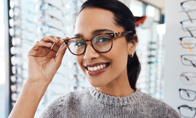 על הפנים: הטרנדים החמים של המשקפיים ב-2024