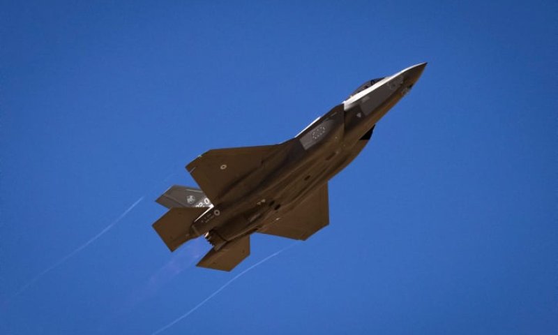 צפו: חיילים איראנים הותקפו בזמן שחימשו טילים לישראל