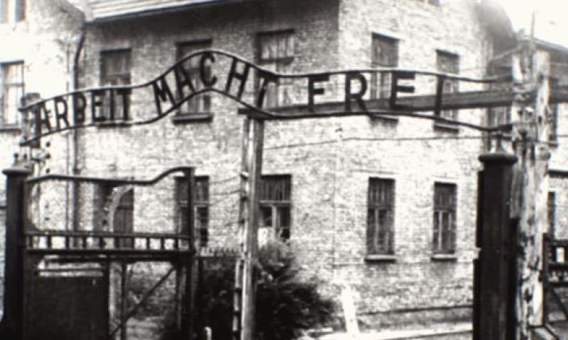 הסיסמה של מחנות הריכוז הומצאה לפני השואה? צפו