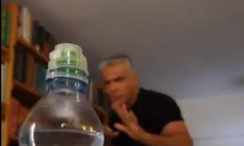 צפו: הגרסה של יאיר לפיד לאתגר הבקבוק