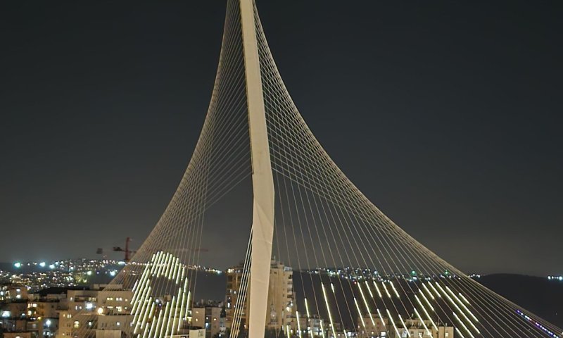 450 ימים בשבי: גשר המיתרים בירושלים הואר בצהוב