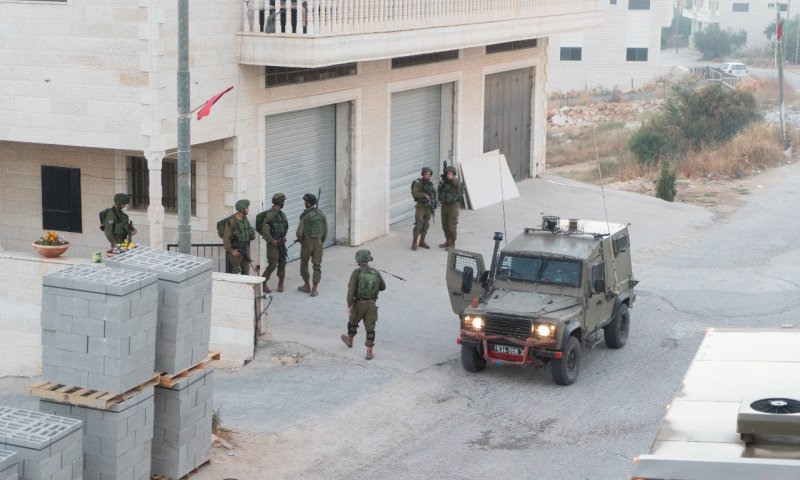 צה"ל פועל בכפר המחבלים; בוטלו הקלו לפלסטינים