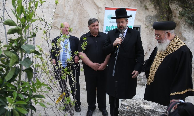 צפו: הרב דוד לאו בברכת האילנות באוניברסיטה