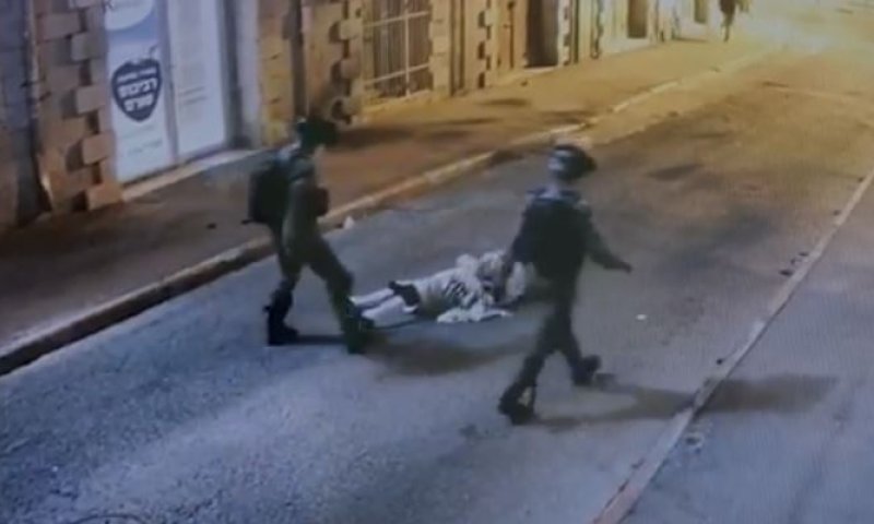 תיעוד מזעזע: שוטר מטיח חסיד לכביש ללא סיבה. צפו