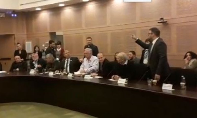 מהומה בכנסת: "כלומניק"; "תוריד את הכיפה"