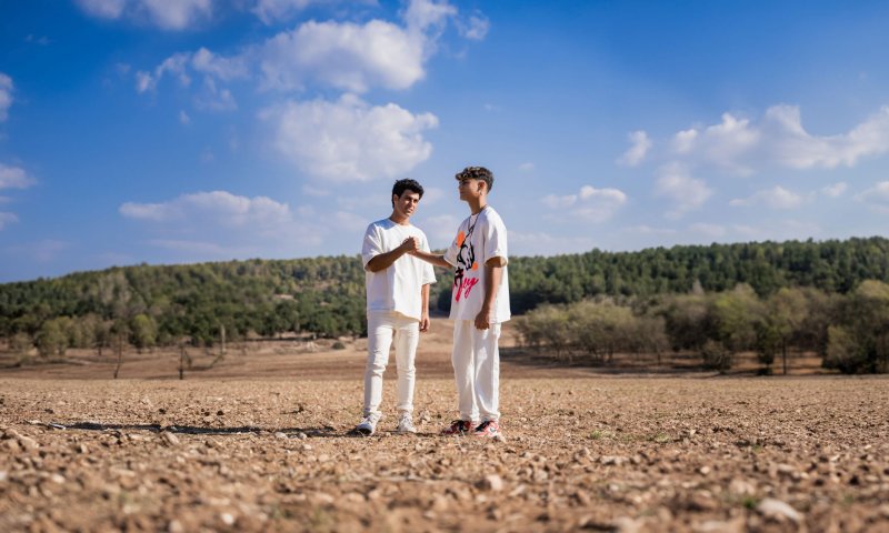 "לא כל כך פשוט להיות כאן ילד": קאבר מיוחד ברוח התקופה