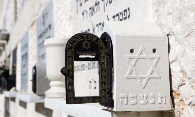 המאכערים ישארו מחוץ לבית הקברות