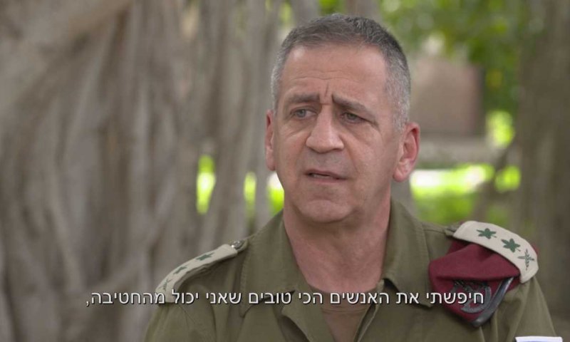 צפו: הרמטכ"ל בפגישה עם אמו של הקצין הסרוג