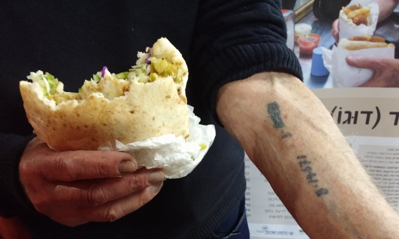 מבצע דוגו: ניצול השואה אוכל פלאפל ונוקם בנאצים