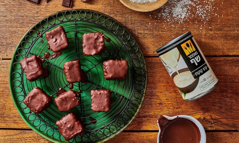 קינוח פרווה יפייפה: ממתק קוקוס מצופה שוקולד