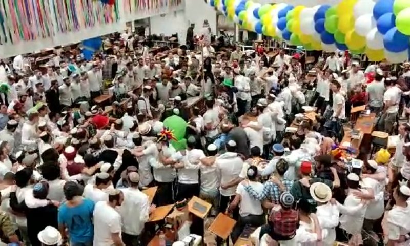 צפו: החגיגות שאחרי המגילה בישיבת שבי חברון