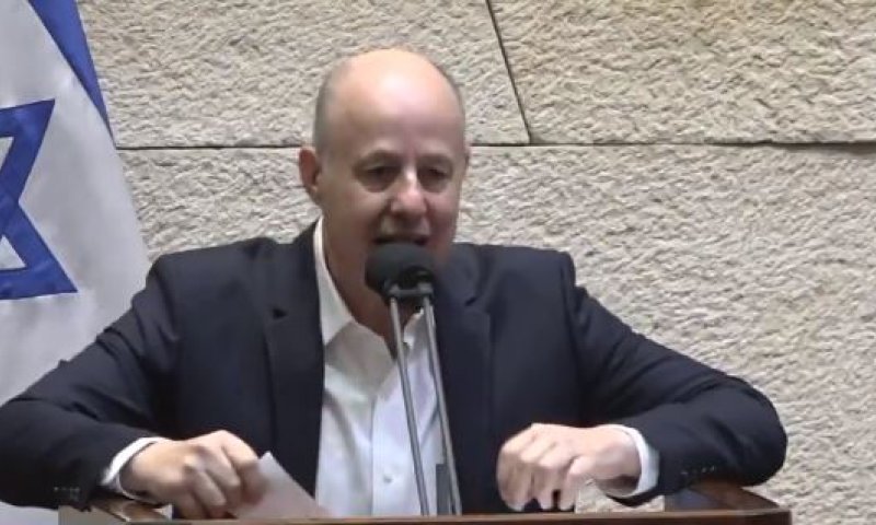 עימות סוער במליאה: בושה שהיית קצין בכיר בצבא. צפו