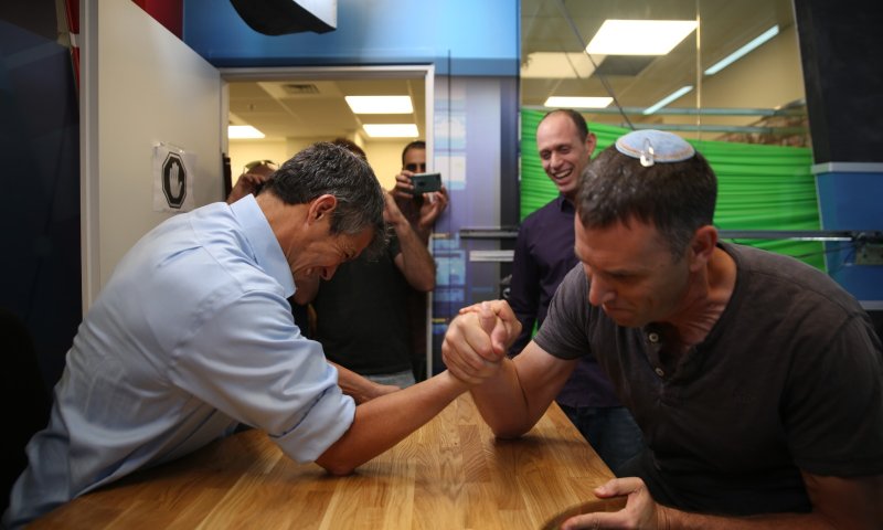 ימין חזק? צפו בהורדת הידיים בין כהנא להנדל