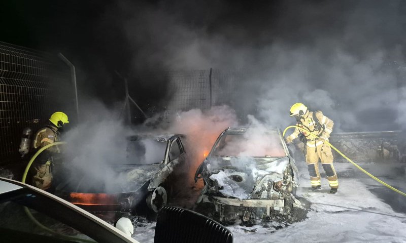 חשד להצתה: 5 רכבים עלו באש בחניון בלהבים, המשטרה חוקרת