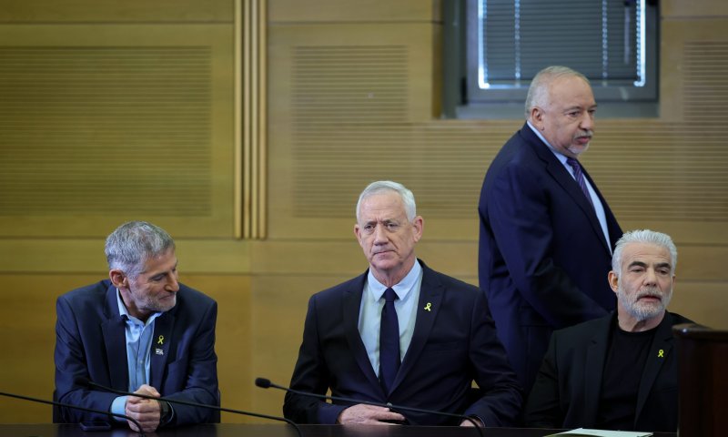 פיטורי גלנט: ראשי האופוזיציה משתלחים בנתניהו