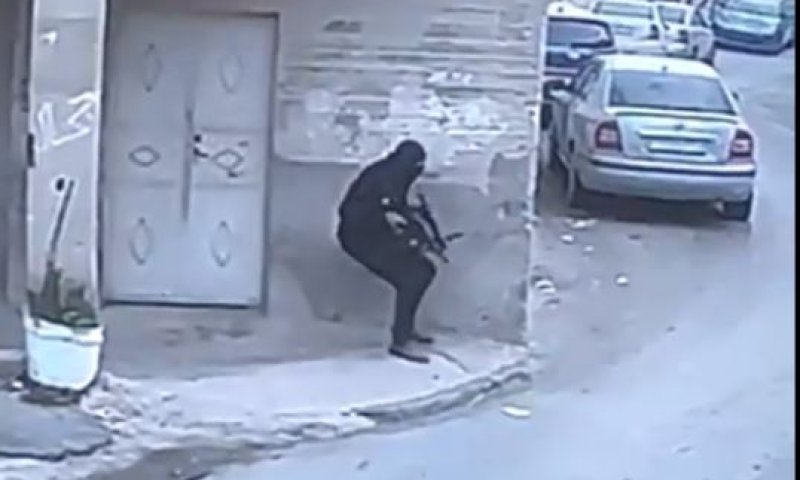 תיעוד: המחבל מסתער עם נשק לעבר הכוחות ומחוסל