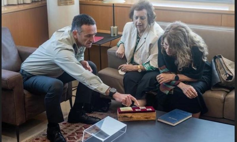 הרמטכ"ל העניק למשפחה מזכרת מהלוחם שנפל