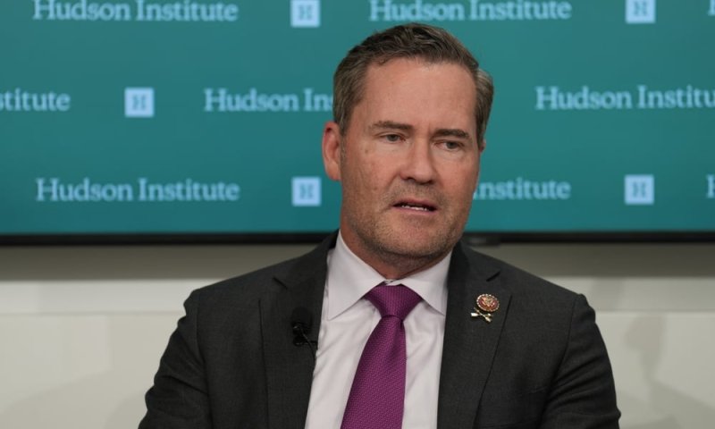 בשל טעות קשה: טראמפ שוקל להדיח את יועצו הבכיר