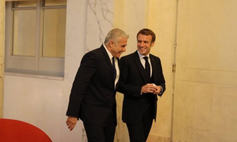 ביקור ראשון כרה"מ: לפיד ייפגש עם מקרון בפריז