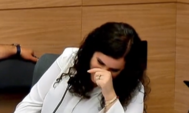 צפו: הח"כית נקרעת מצחוק ולא מצליחה לעצור