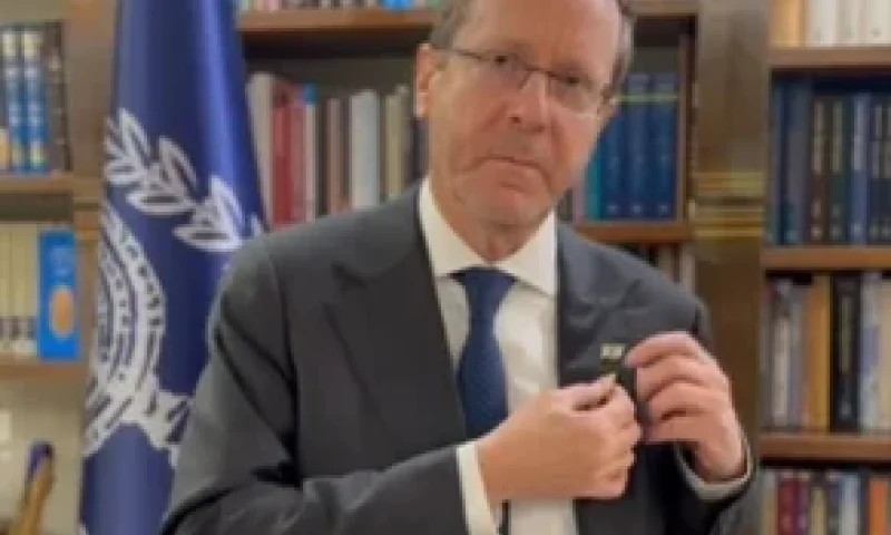 מצמרר: הנשיא הרצוג הסיר את סיכת החטופים. צפו