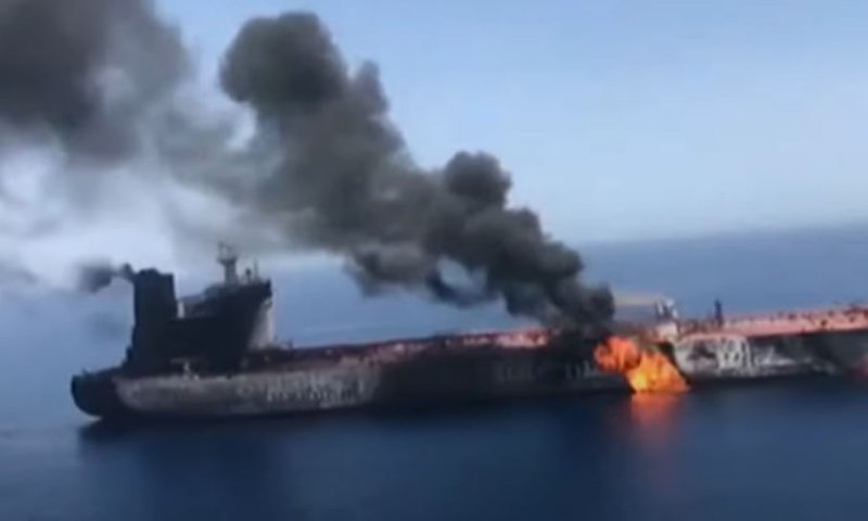 דיווח אמריקאי: מיכלית שתקפו החות'ים פולטת נפט לים האדום