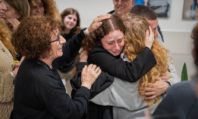 תמונות מרגשות: החטופים התאחדו עם משפחתם
