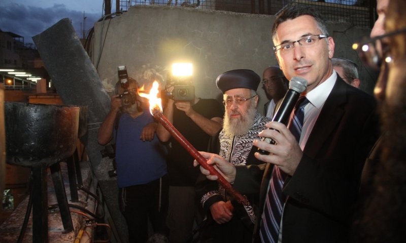 צפו: הרב יצחק יוסף מדליק נר ראשון בכותל