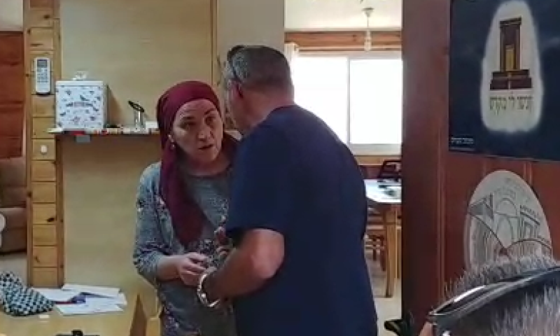 צפו &bull; בלי סיבה: מתיישבות מתבקשות להזדהות בביתן