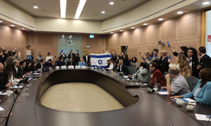 צפו: הפרובוקציה של גלעד קריב בוועדת חוקה