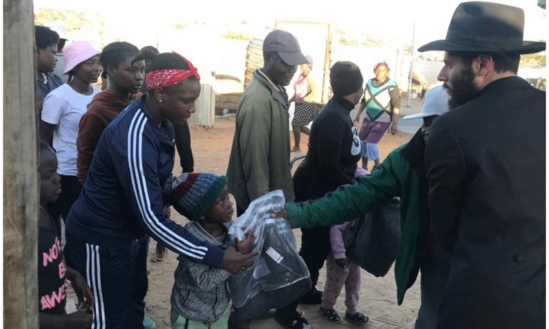 מרגש: שליחי חב"ד יצאו לסייע לחסרי הבית בנמיביה