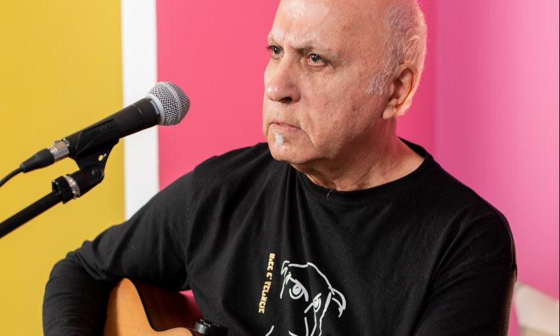 לייב דסק | מיקי גבריאלוב מבצע את "הכניסיני תחת כנפך"