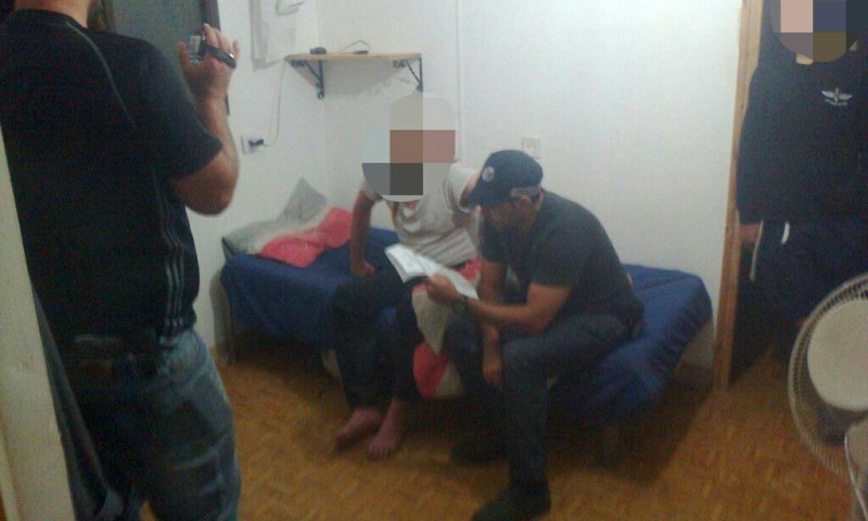 "מחלקים צווים מנהליים כמו לחמניות טריות"