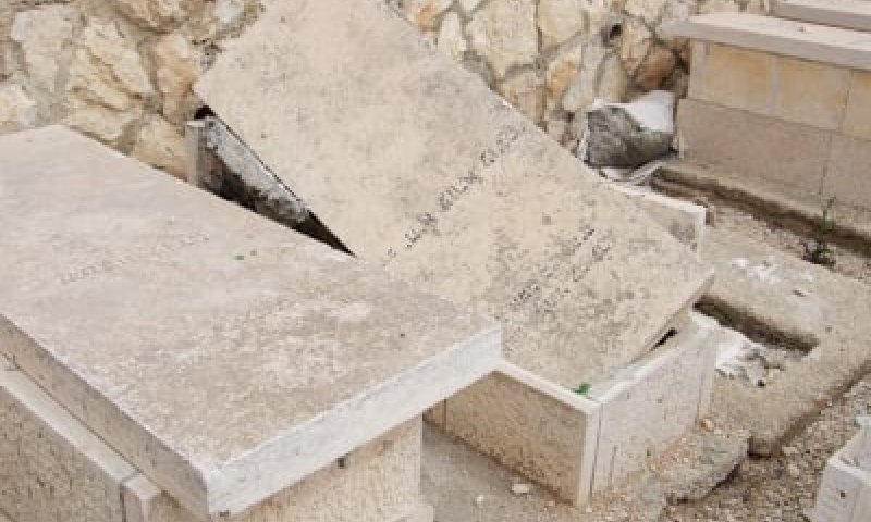 פלסטינים חיללו מאות קברים בבית העלמין בכפר סבא