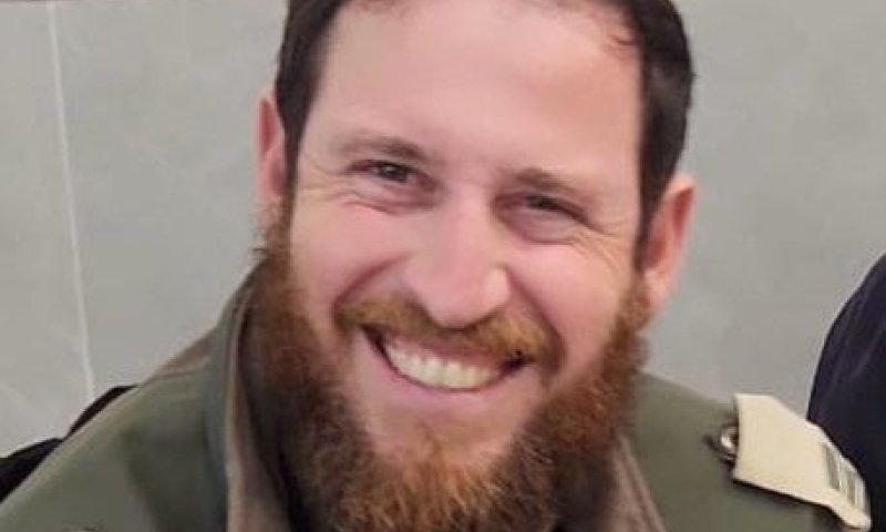 צפו: הרב אבי גולדברג הי"ד בתפילה לפני היציאה לקרב