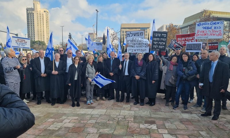עורכי דין מפגינים מול בג"ץ נגד מינוי דרעי לשר