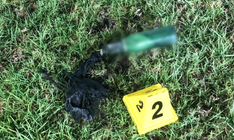 צפו: בקבוקי תבערה הושלכו הבוקר לעבר תחנת משטרה