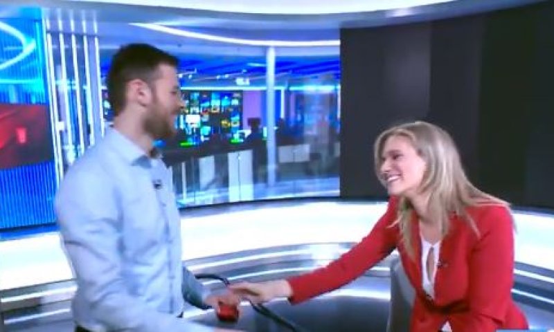 מבזקנית חדשות 13 קיבלה הצעת נישואין בשידור חי. צפו